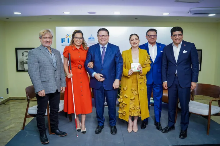 Roberto-Davila-Francina-Hungria-Andres-Vanderhorst-Gloria-Reyes-Eduardo-Sanz-Lovaton-y-Dio-Astacio-en-la-presentacion-del-libro-Actua-hoy-de-la-autoria-de-Gloria-Reyes