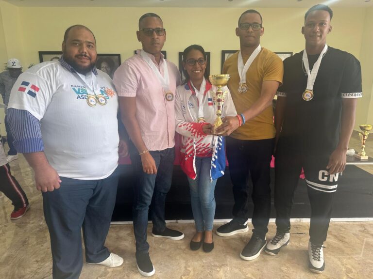 Campeón Equipo del Ayuntamiento SDE, Benjamín Henríquez, Richard Lugo, Patricia Castillo, Josue Araujo y Julio Ventura.