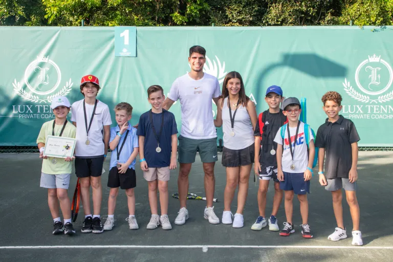 Carlos-Alcaraz-junto-a-ninos-participantes-de-la-clinica-de-tenis