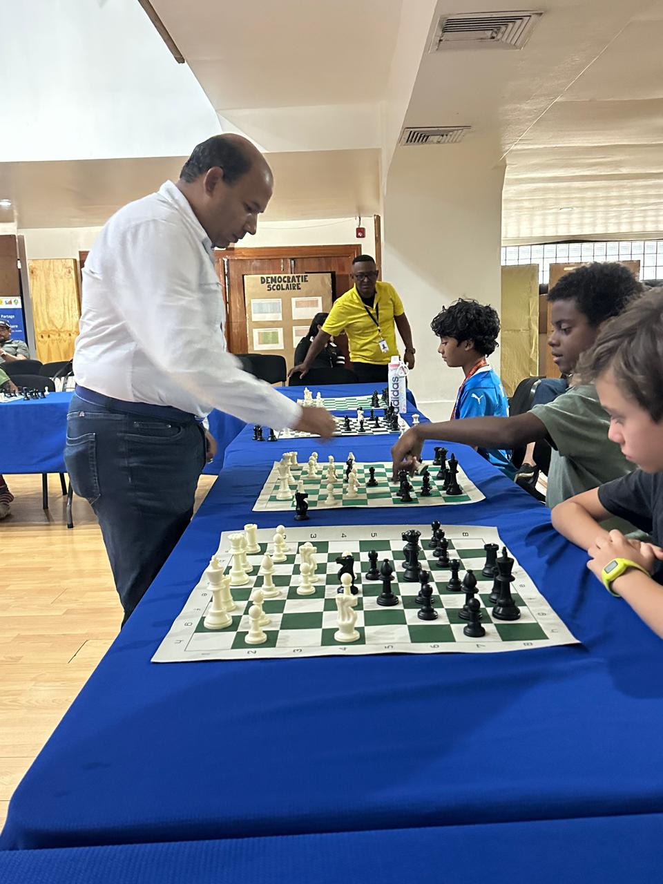 Maestro de Ajedrez Lic. Braulio Ramírez durante la Simultánea